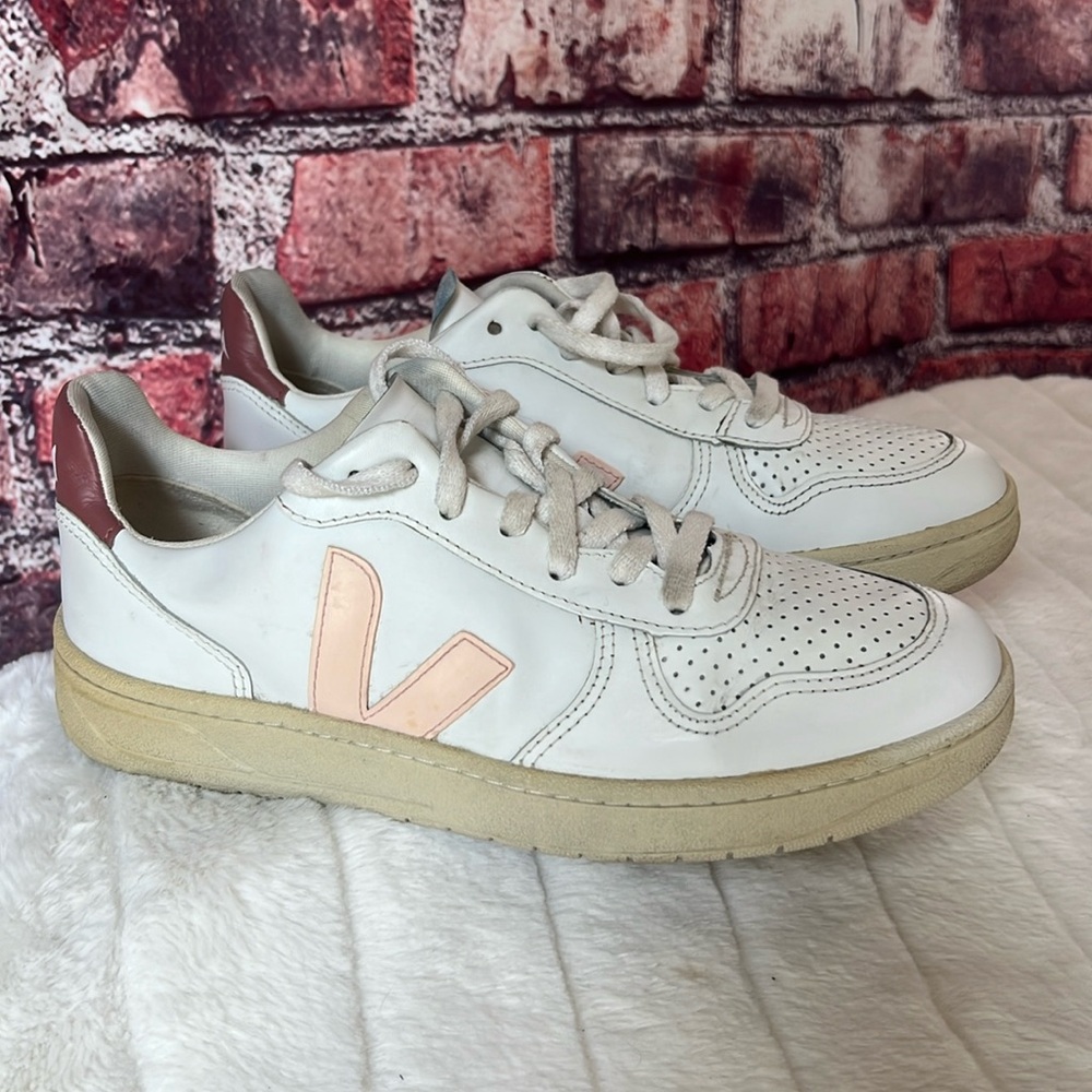 Veja Women's Cream and Pink Sneakers